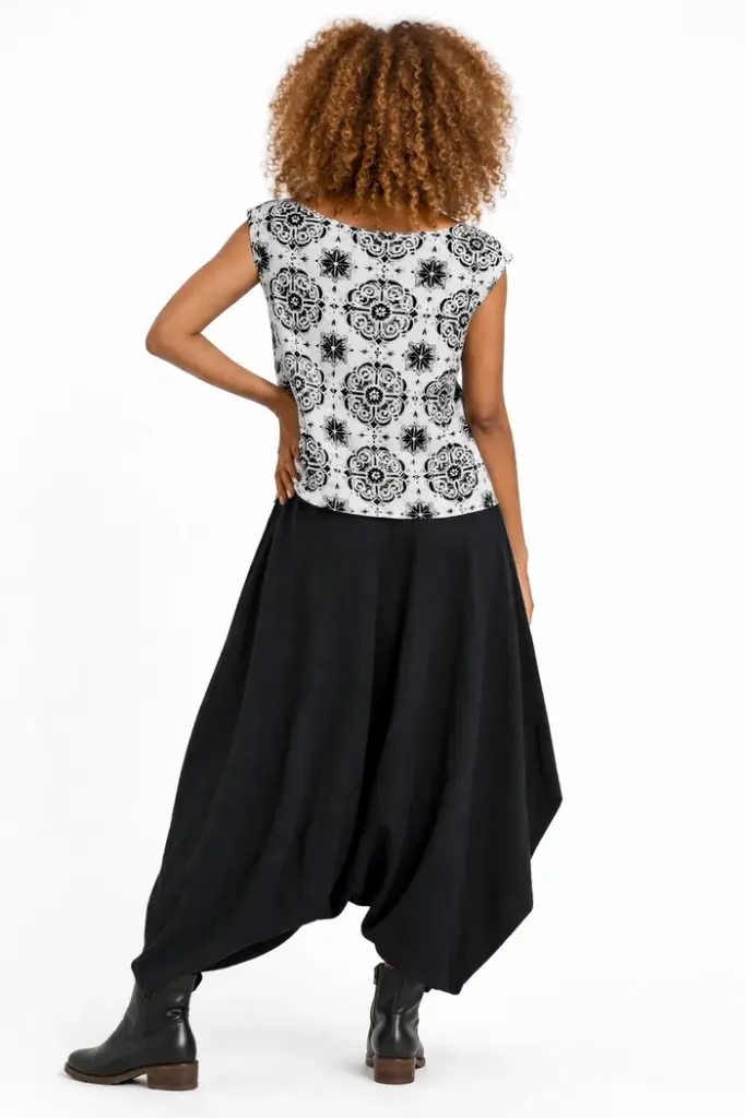 TIDA-White_Black-Top_1e46ceb6-ccb0-48d7-8c19-965859062120_700x.webp
